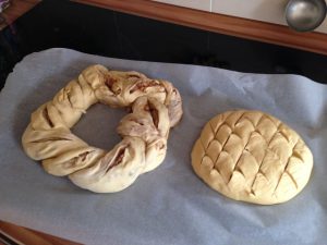 Kranz und Fladen vor dem Backen